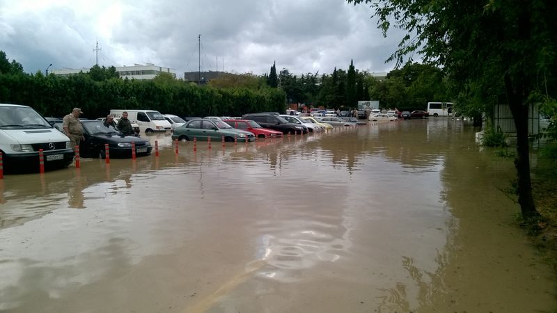 В Севастополе после дождя автомобили ушли наполовину под воду